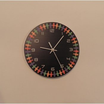 Gyerekek kéz a kézben falióra