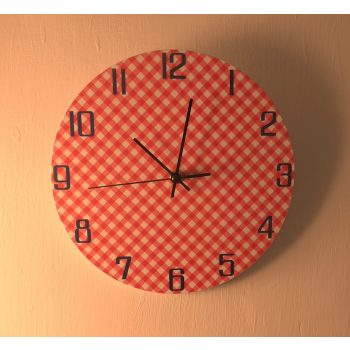 Piros kis kockás falióra