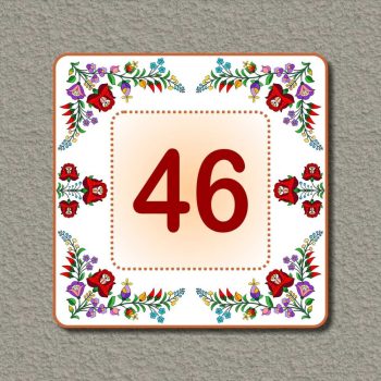 Négyzet alakú házszámtábla kalocsai mintával