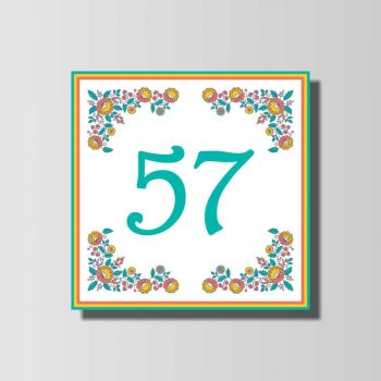 Négyzet alakú házszámtábla kalocsai mintával