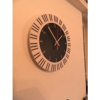 Zongorabillentyűs falióra.